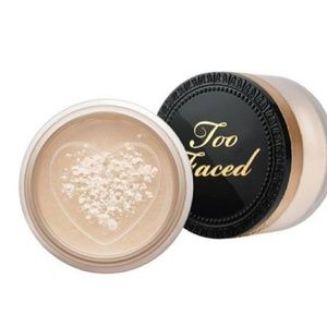 Too Faced Born this way translucent powder